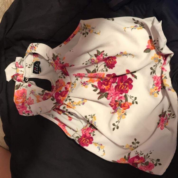 A flowered crop top - Picture 3 of 3